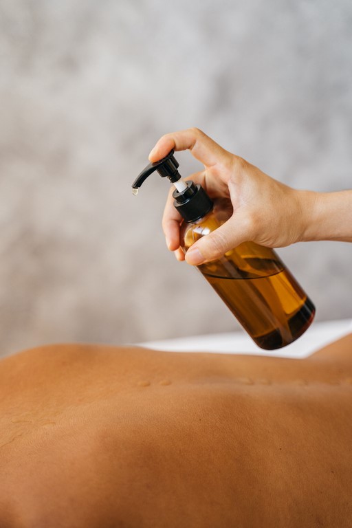 Massage du dos avec huile